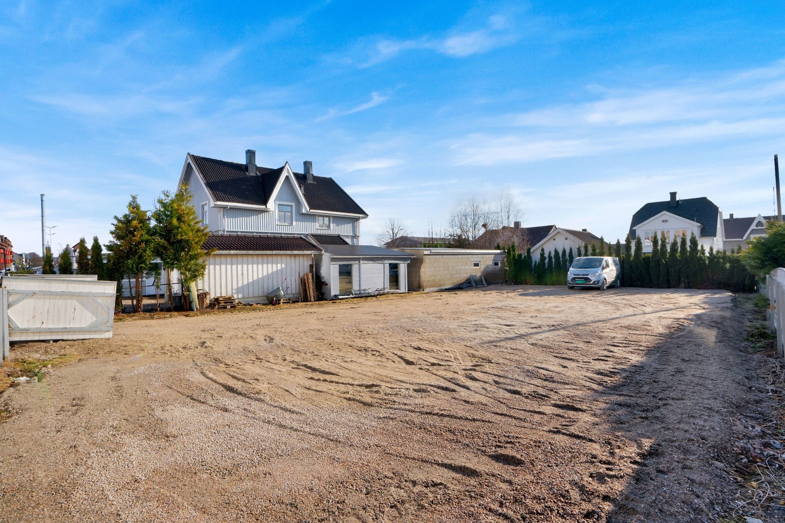 Flat eiet tomt med gode solforhold. Galleribilde