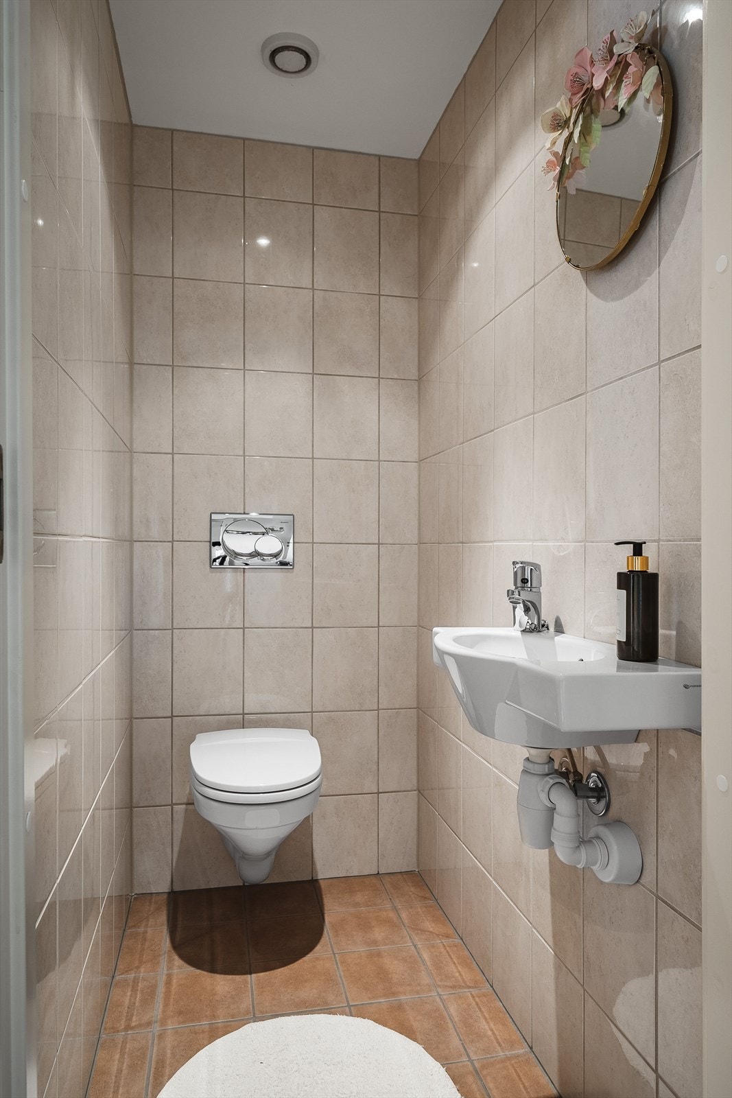 Det er eget toalettrom med adkomst fra gangen. Også her er det varmekabler i gulv, downlights i tak og et klassisk og pent preg. Eget wc gir mulighet for privat baderom. Galleribilde