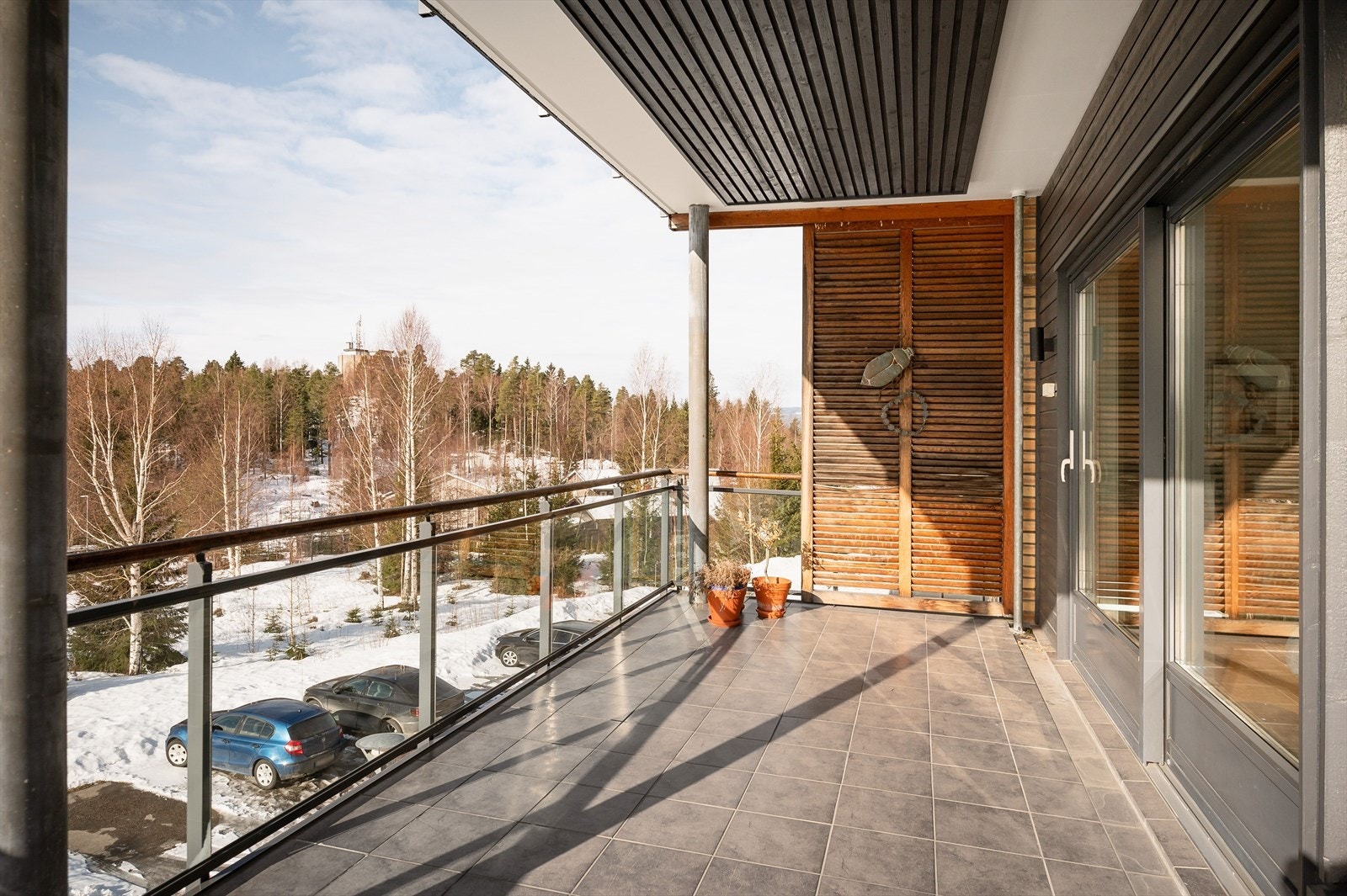 Endevegg med sjalusi i tre med noe behov for vedlikehold. Galleribilde