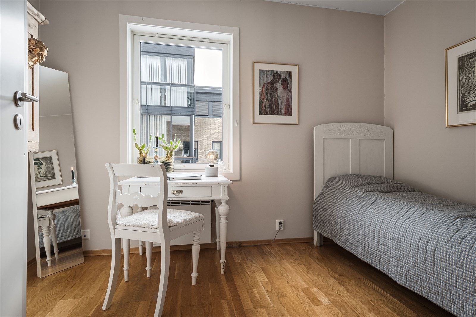 Soverom 2 med rom for både seng og skrivepult. Garderobe bak dør. Galleribilde