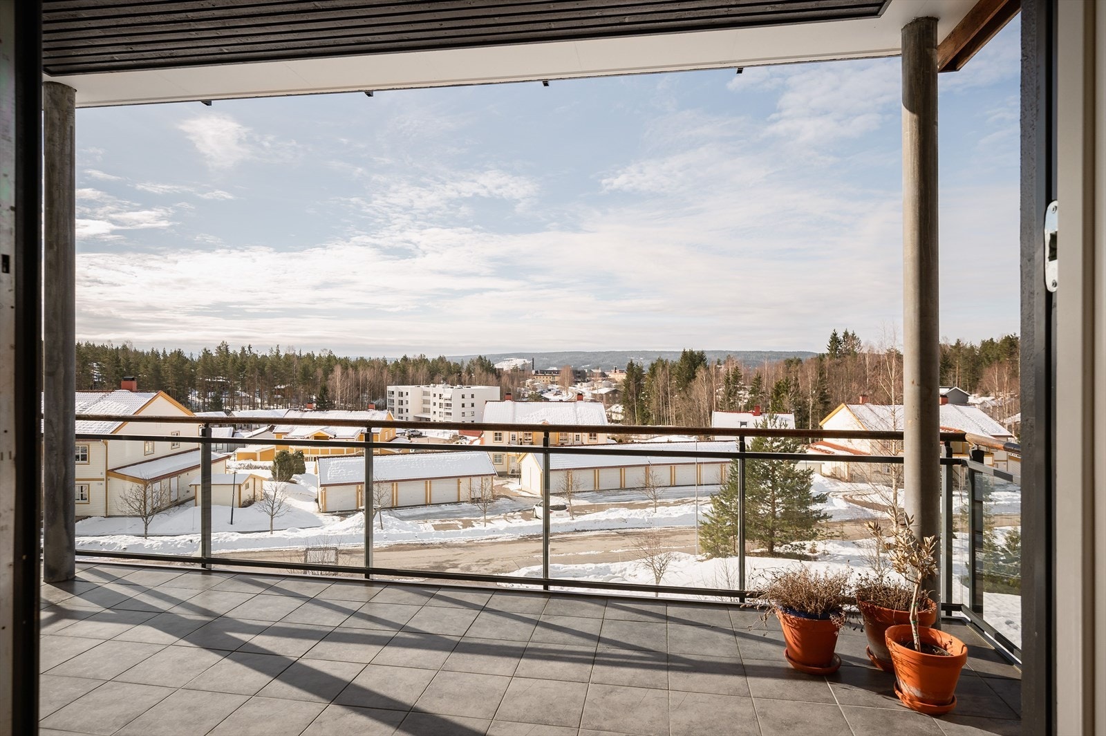 Balkongen har nydelig utsikt og god plass for flere sittegrupper i front eller ved østvendt endevegg av stue. Galleribilde