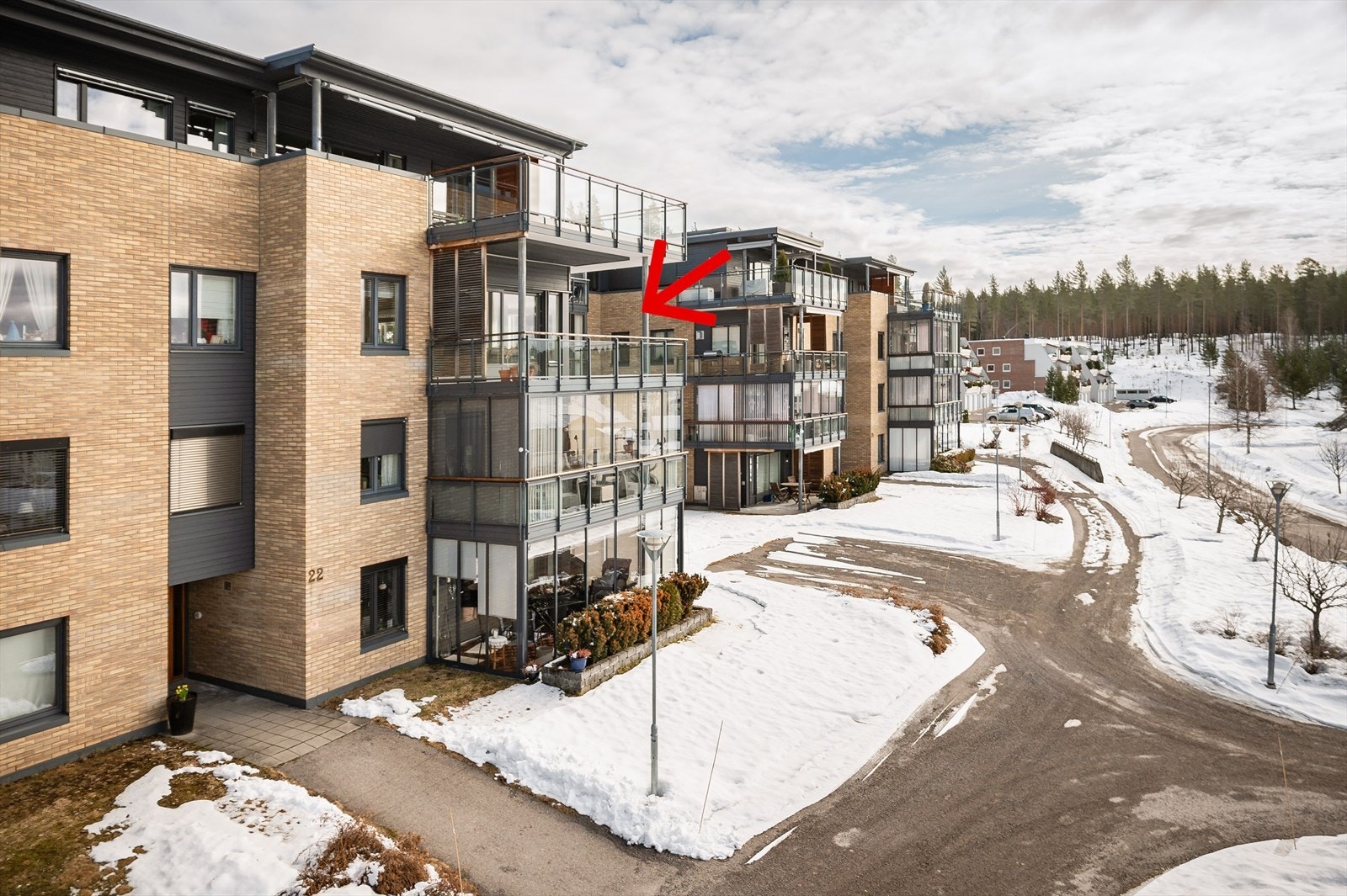 Borettslagsleiligheten ligger i et attraktivt og etablert boligområde i Øverleiret med nærhet til både sentrum og bymarka. Leiligheten ligger litt høyt i terrenget og har flott utsyn mot nærområdet og bakenforliggende naturområder Galleribilde