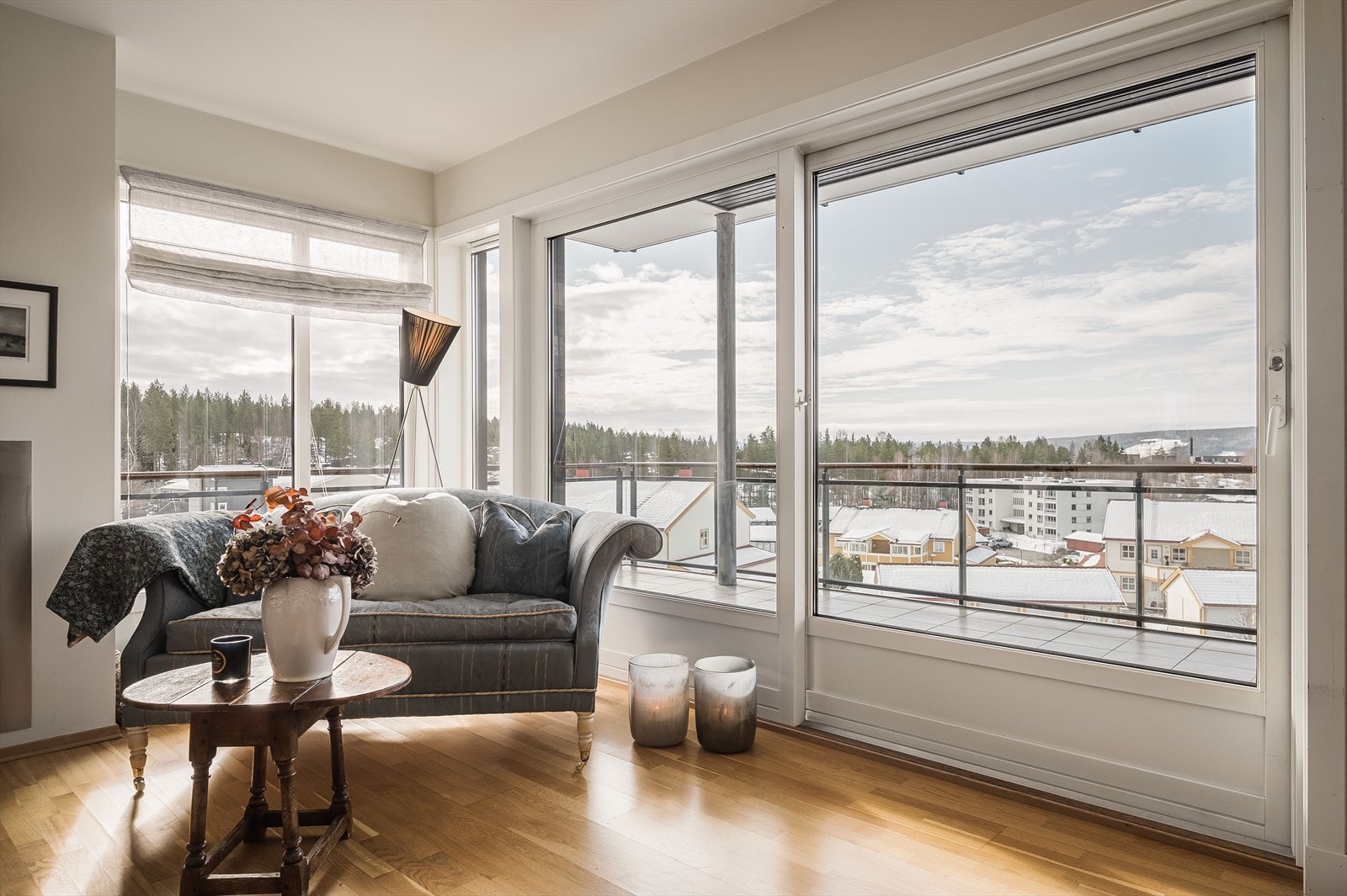 Fra stuen er det skyvedør i glass ut til en stor overbygd balkong. Galleribilde