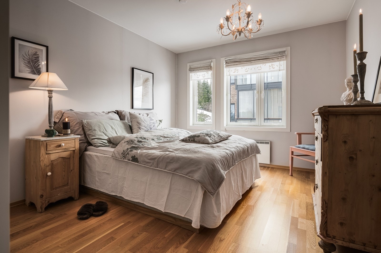 Hovedsoverommet har god størrelse og en romslig garderobe. Her er det plass til dobbeltseng, nattbord og kommode Galleribilde