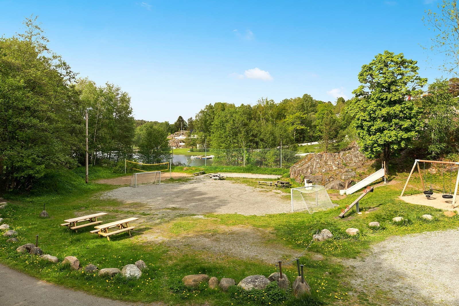 Flott lekeplass like ved hytta Galleribilde