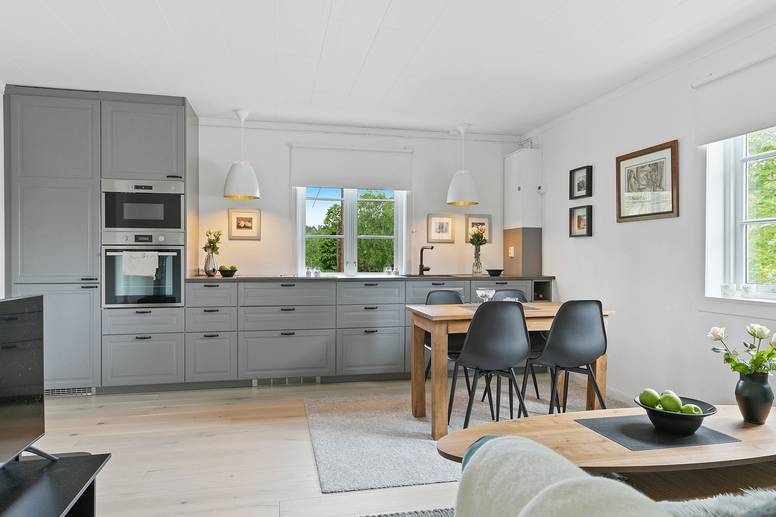 Skulle det mot formodning ikke friste å lage maten selv ligger en koselig restaurant like utenfor døren! Galleribilde