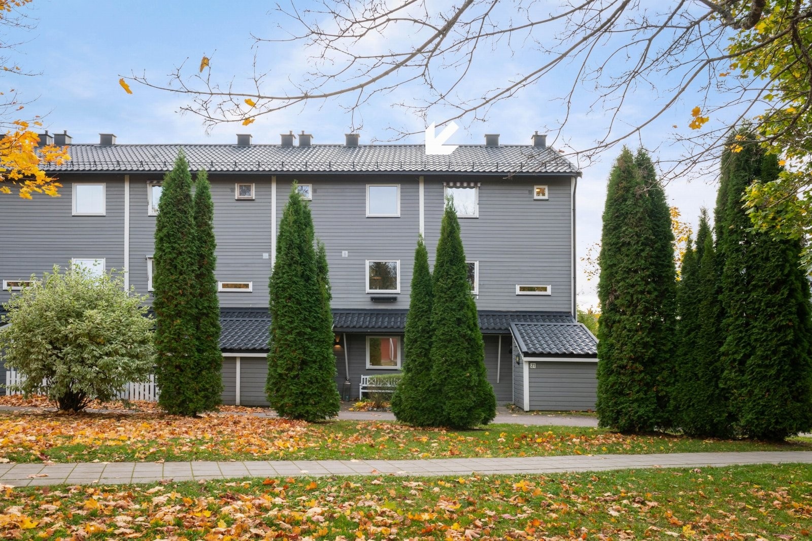 Rekkehus på 3 plan med pent opparbeidet fellesareal foran inngangspartiet. Galleribilde