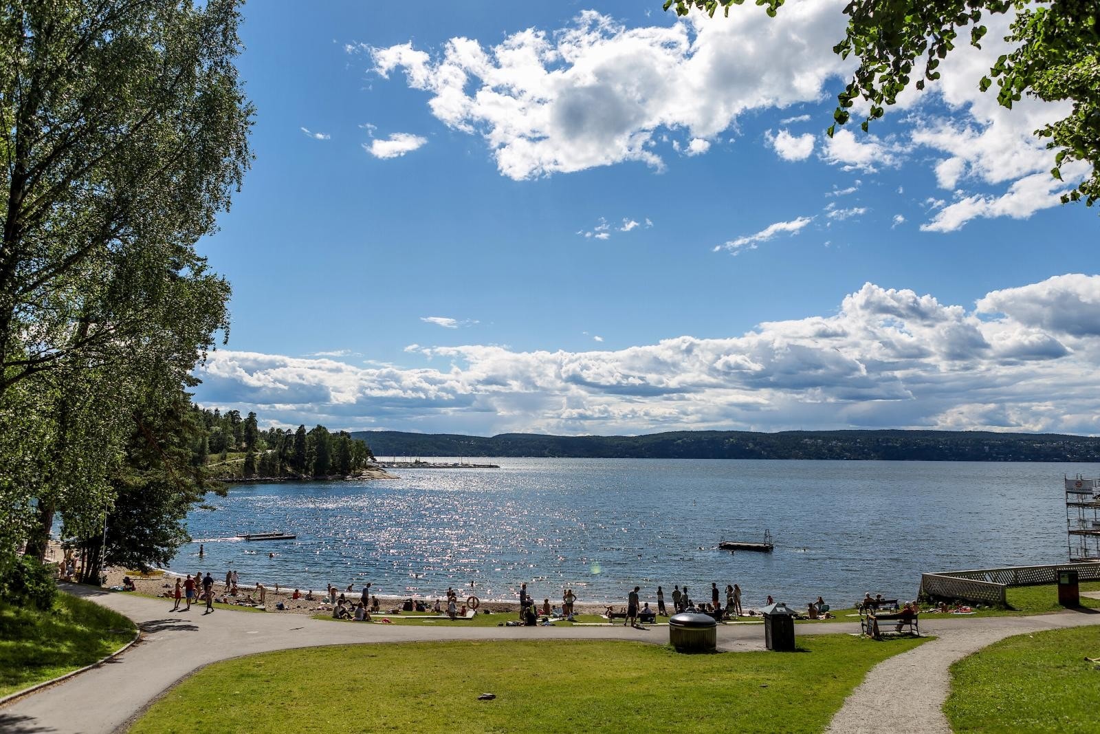 Hvervenbukta er en meget populær badeplass en hyggelig spasertur unna. Den HC-vennlige turveien rundt Fiskevollen er mye brukt hele året, og kafeen Anne på landet er en tur verdt i seg selv. Galleribilde