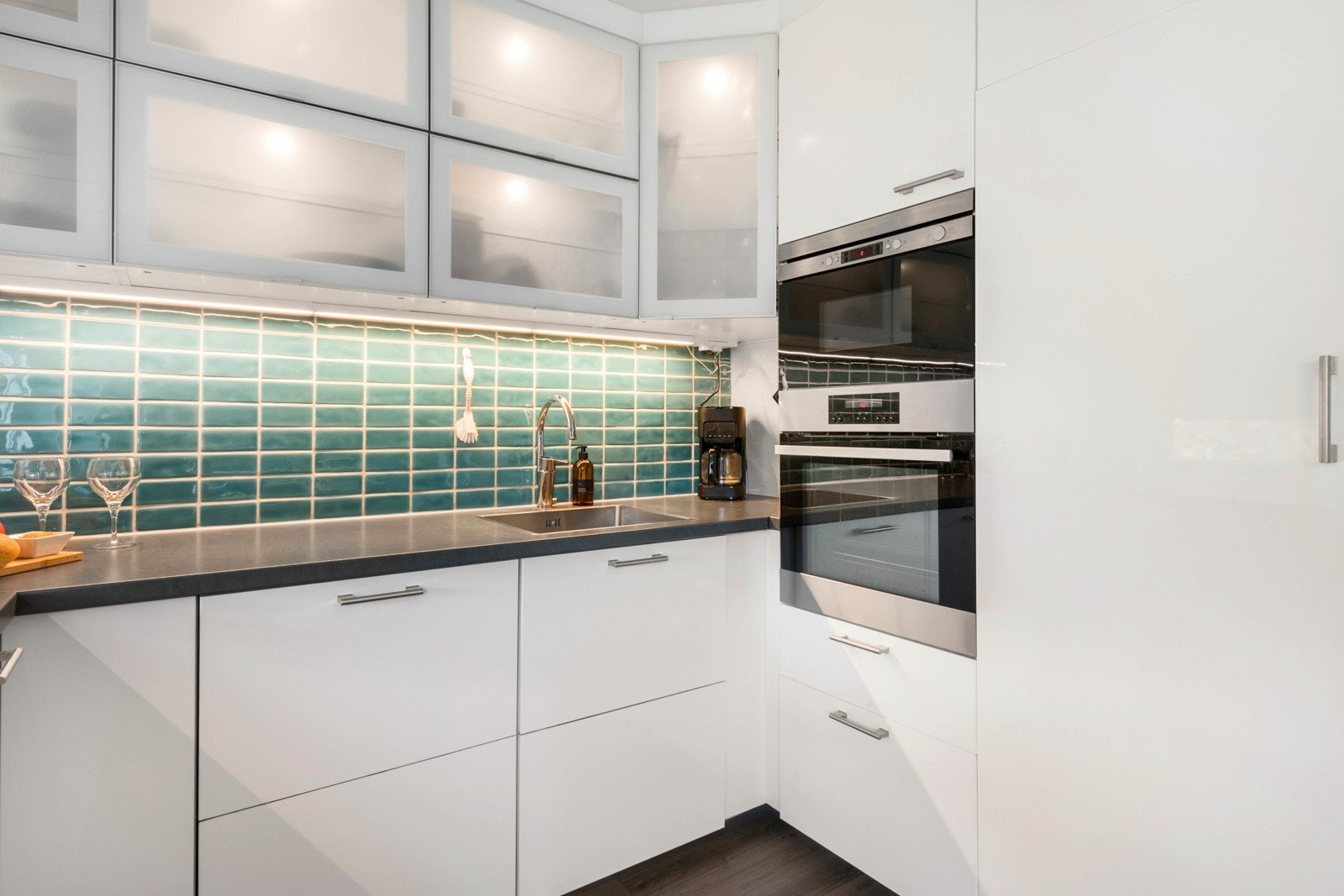 Håndlagde engelske fliser fra Winchester over benkeplaten. Integrert oppvaskmaskin, kjøleskap, mikro ovn, stekeovn og platetopp. Hvitevarer fra Electrolux/IKEA. Galleribilde