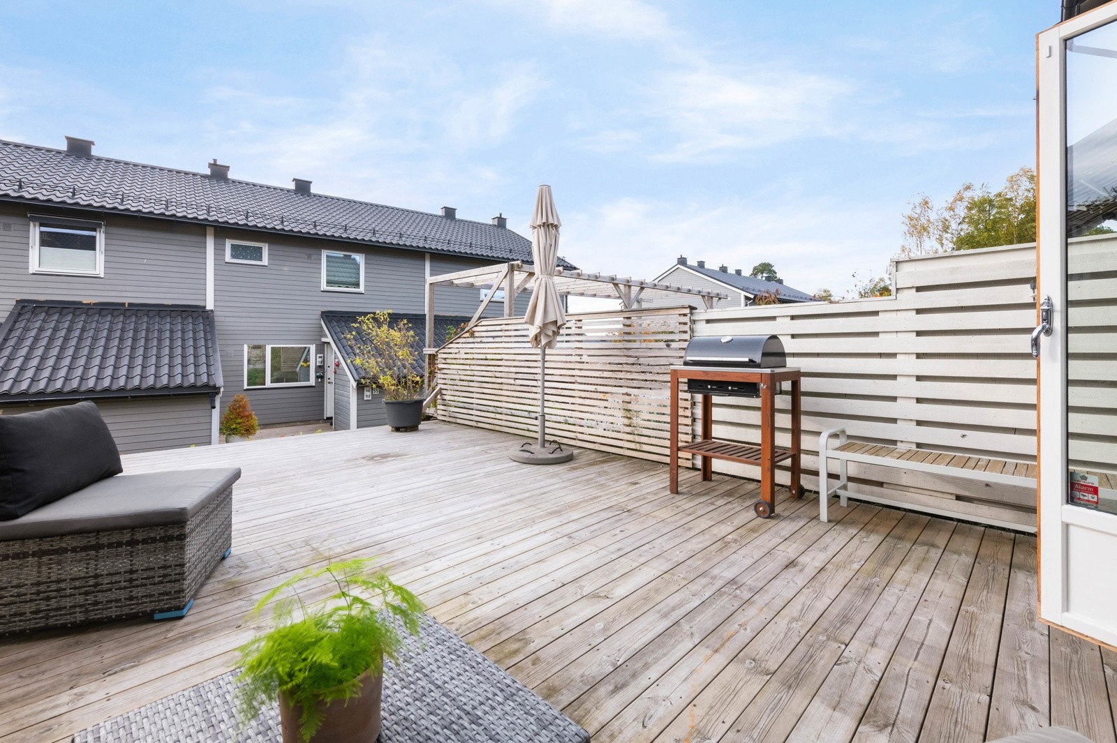 Stor, vestvendt, solrik terrasse, ca. 32 m² fra 2017. Sol til sent på kvelden sommerstid. Kan enkelt etablere hage om man heller vil ha det. Galleribilde