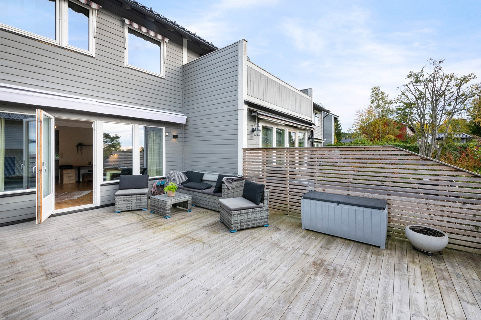 Stor, solrik terrasse. Utekran med varmt- og kaldt vann på terrassen. Galleribilde
