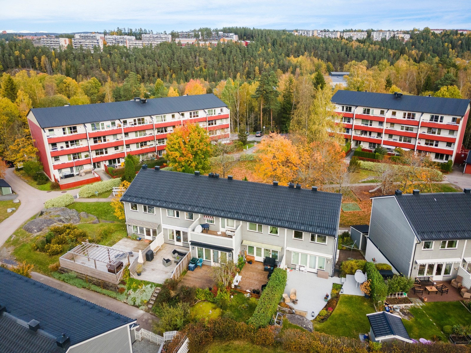 Flott beliggenhet rett ved marka, men likevel sentralt med kort avstand til det meste man trenger i hverdagen. Galleribilde