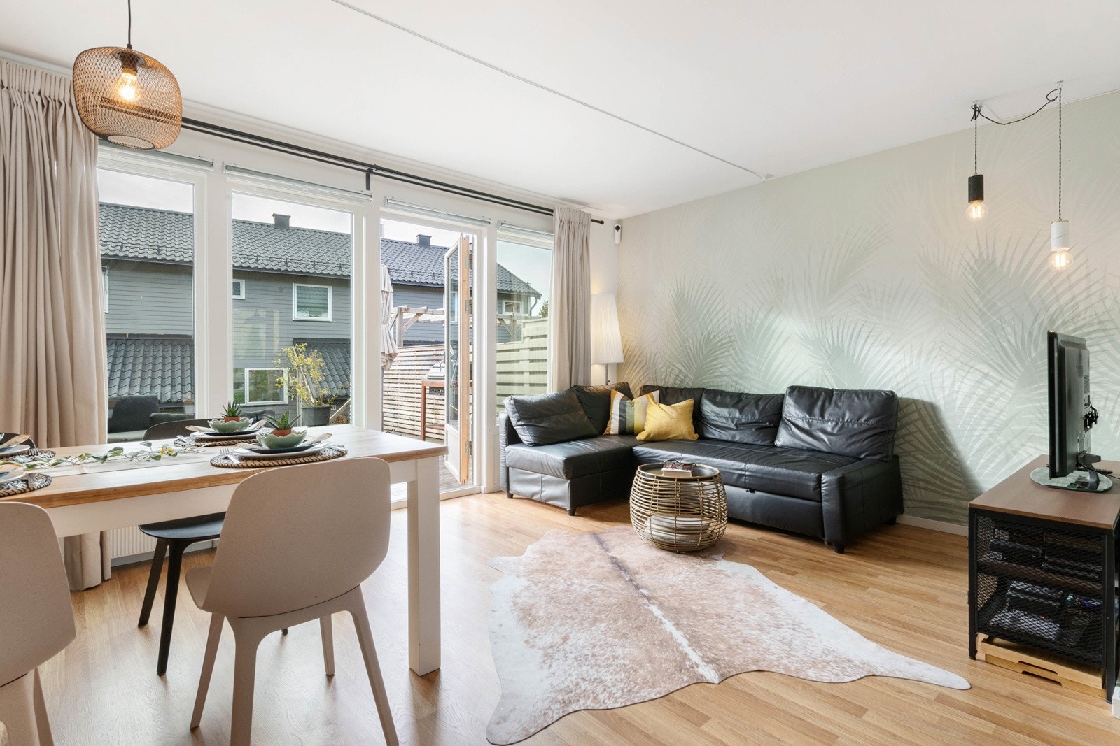 Stuen har store vindusflater, som gir mye lys og en stor romfølelse. Galleribilde