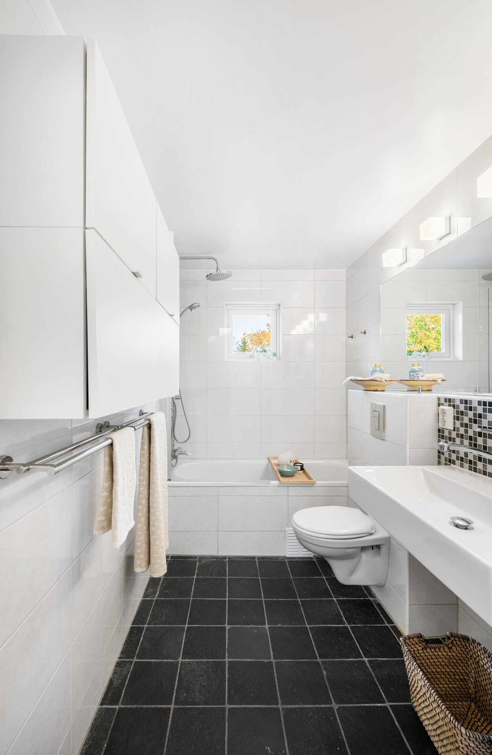 Badet ble pusset opp i 2012. Hvite veggfliser med mosaikkfelt i dusj og ved vask. Flislagt gulv med varmekabel. Taket er malt. Galleribilde