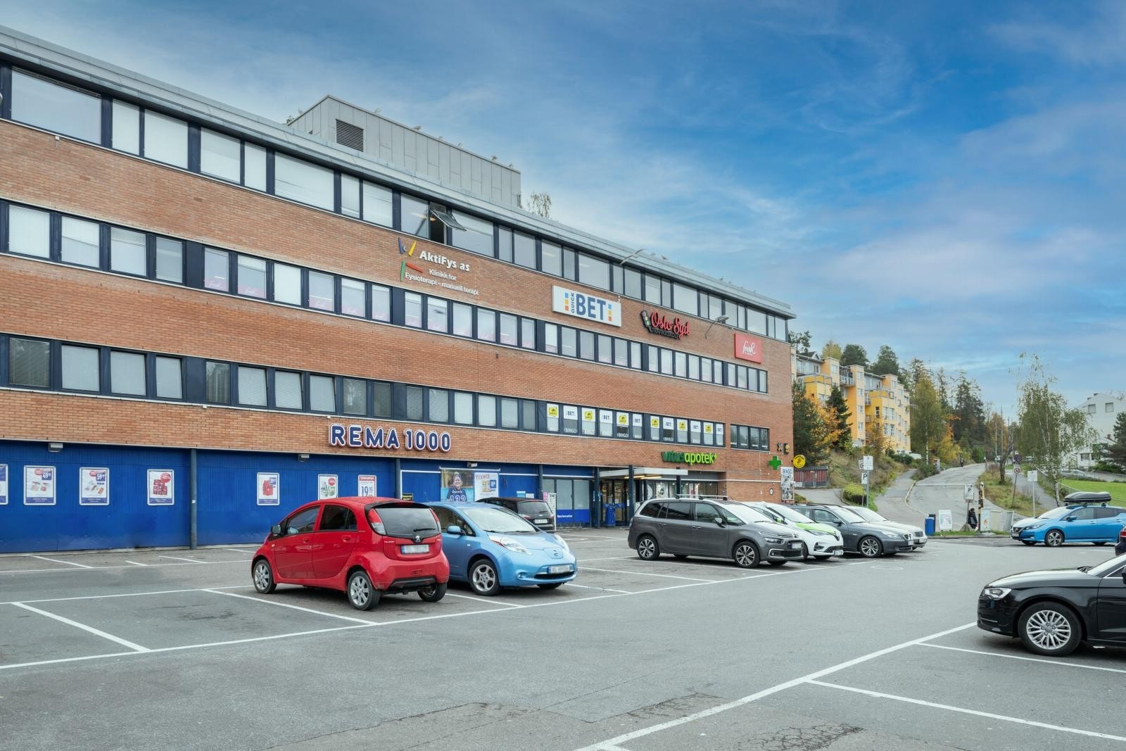 Hauketo senter ved Hauketo st. med Rema 1000, søndagsåpne Istanbull supermarked. Fresh Fitness treningssenter, fysioterapuet, gatekjøkken, mm. Galleribilde