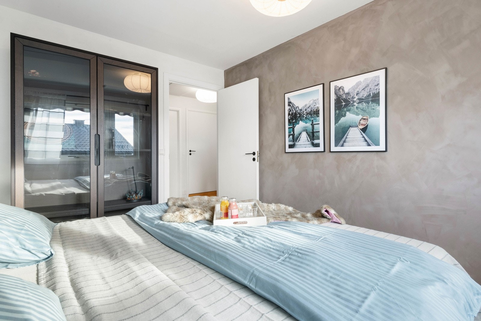 Hovedsoverommet har godt med skapplass. Galleribilde