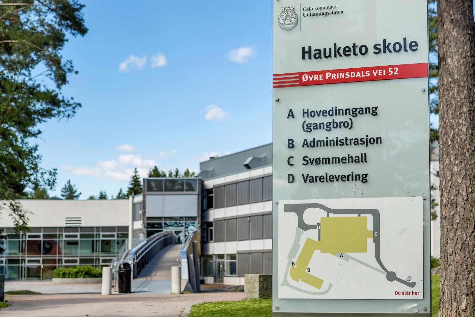 Hauketo ungdomsskole ligger rett ved barneskolen. Galleribilde