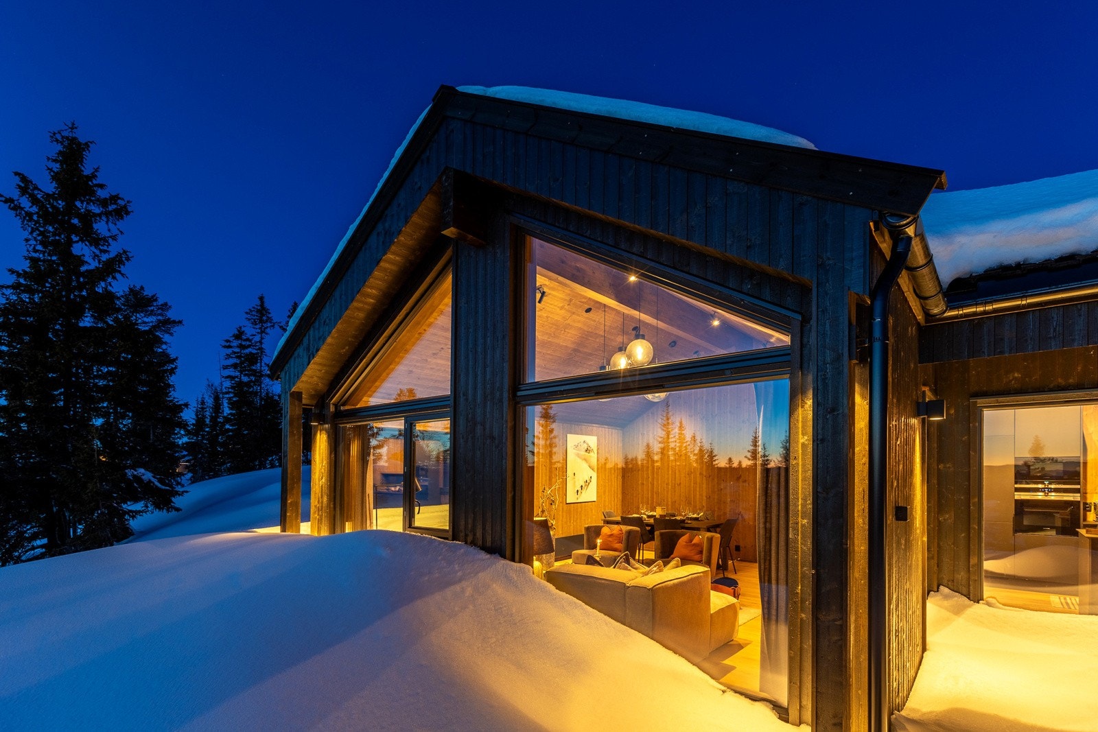 Store vinduer gir en flott oppevelse inne og fra utsiden Galleribilde