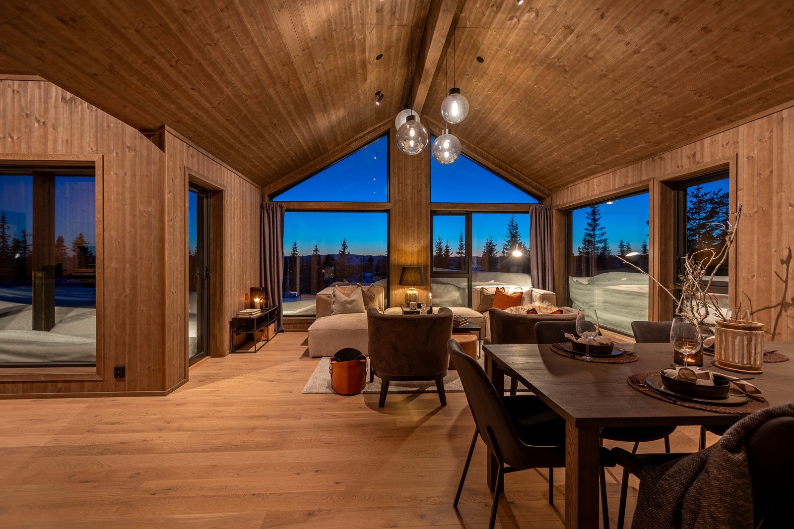 Romslig stue/kjøkkendel Galleribilde