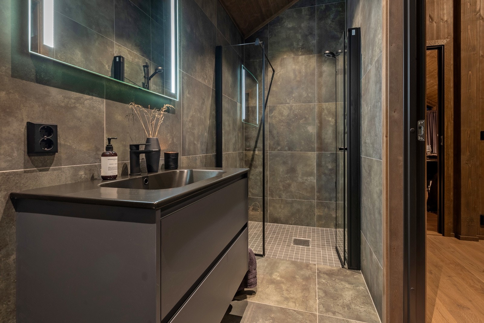 Bad med dataljer i sort Galleribilde