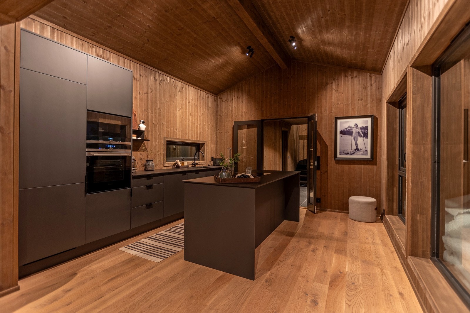 Romslig og stilrent kjøkken med øy Galleribilde