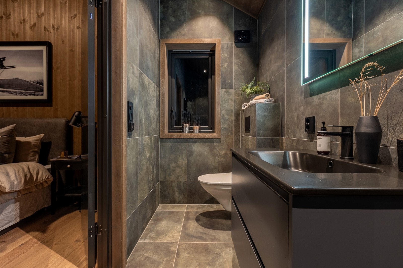 Bad med adkomst til soverom Galleribilde