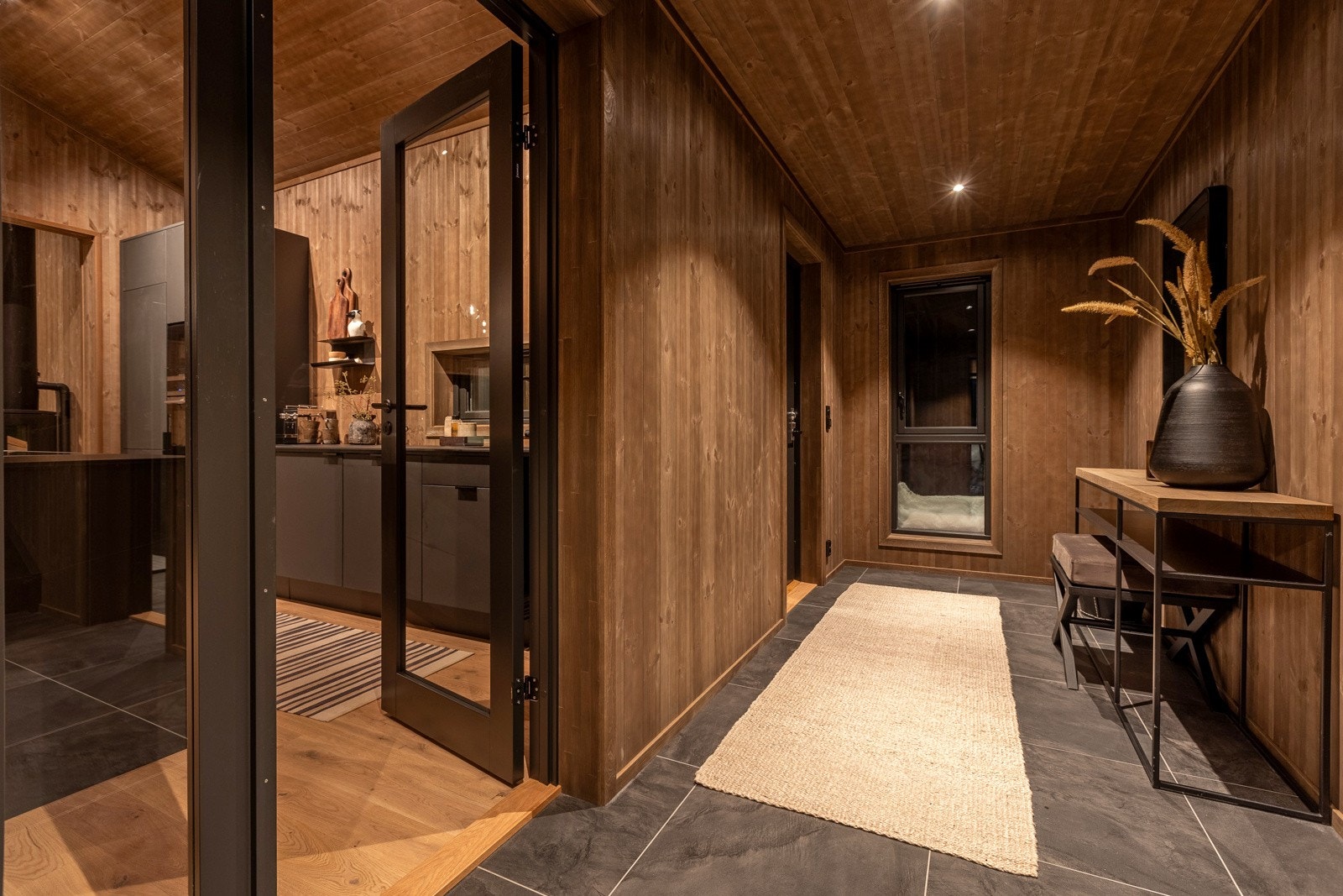 Romslig pen gang med glassdører inn til stue. Galleribilde