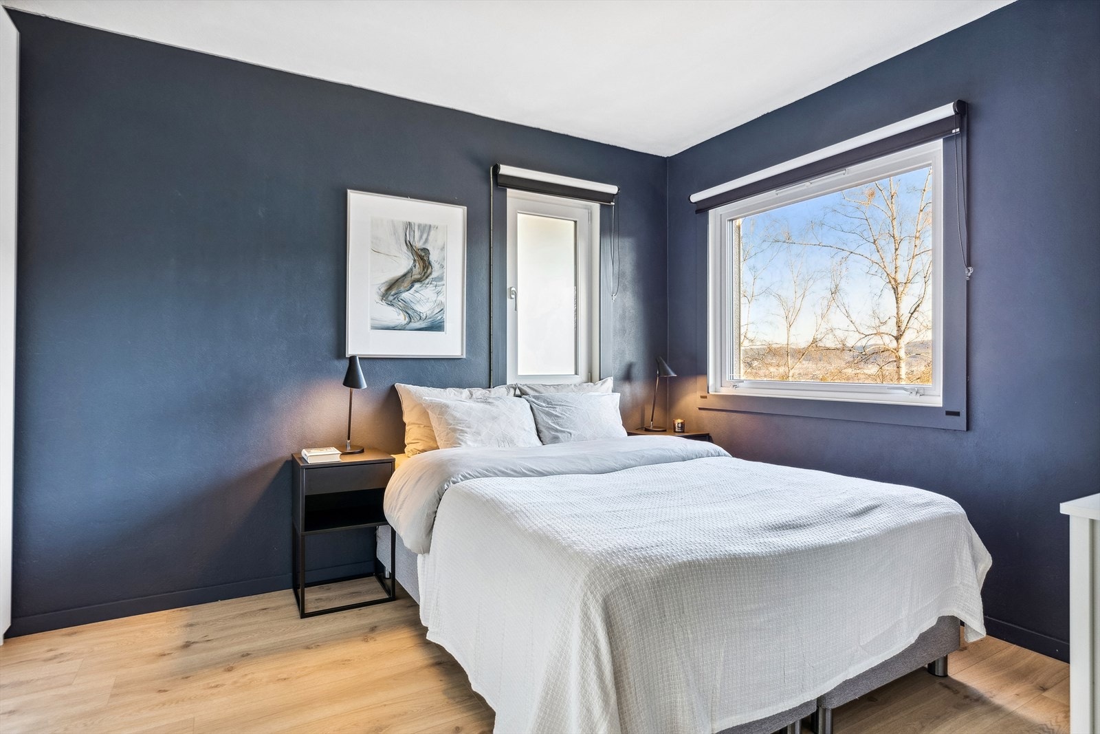 Soverommet har plass til dobbeltseng og tilhørende nattbord. Galleribilde