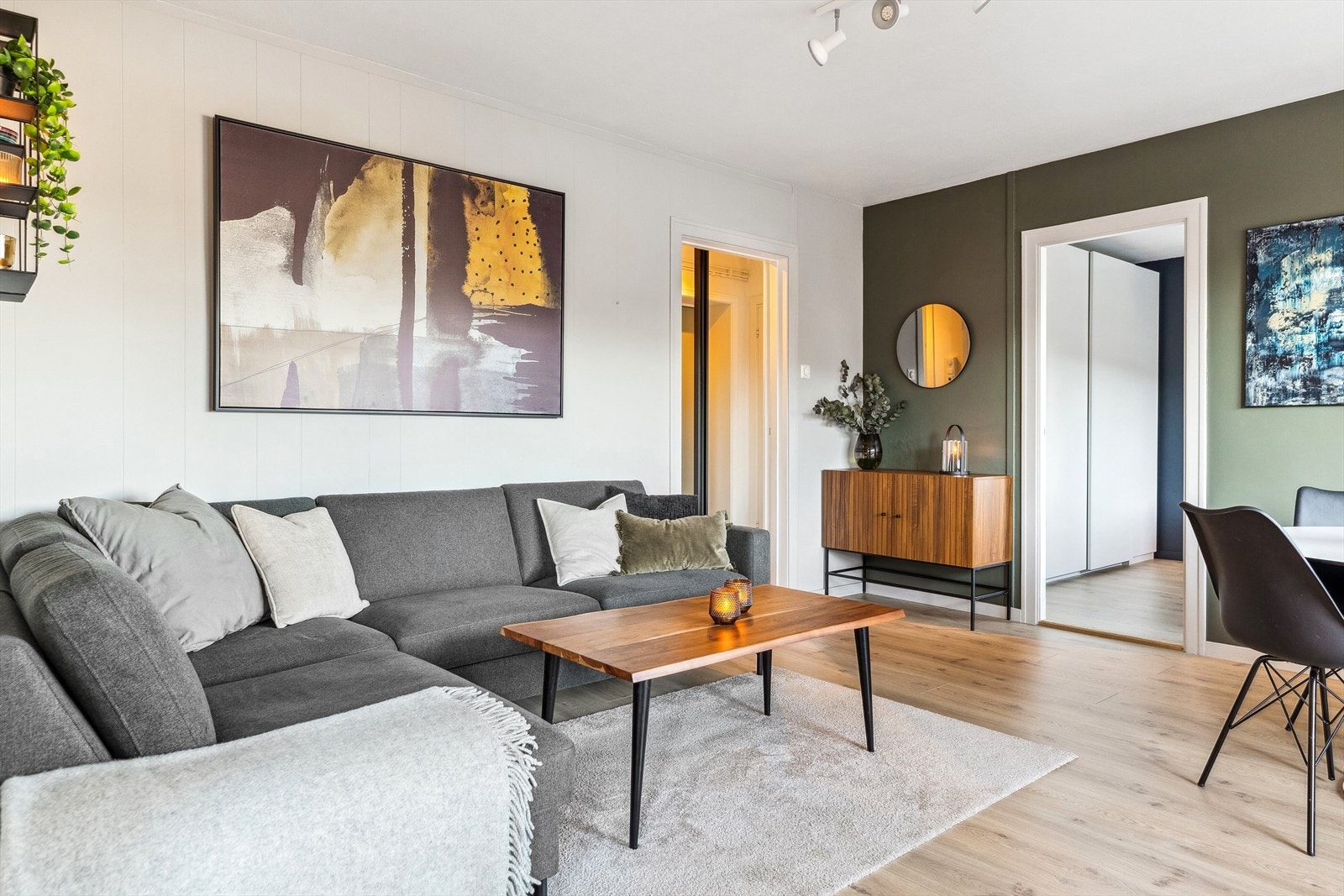 Stueveggene er malt i lysegrått og en dyp olivengrønn nyanse som gir liv til rommet. Galleribilde