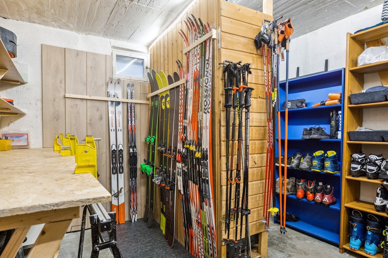 Leiligheten har mye lagringsplass i tre disponible boder. Galleribilde