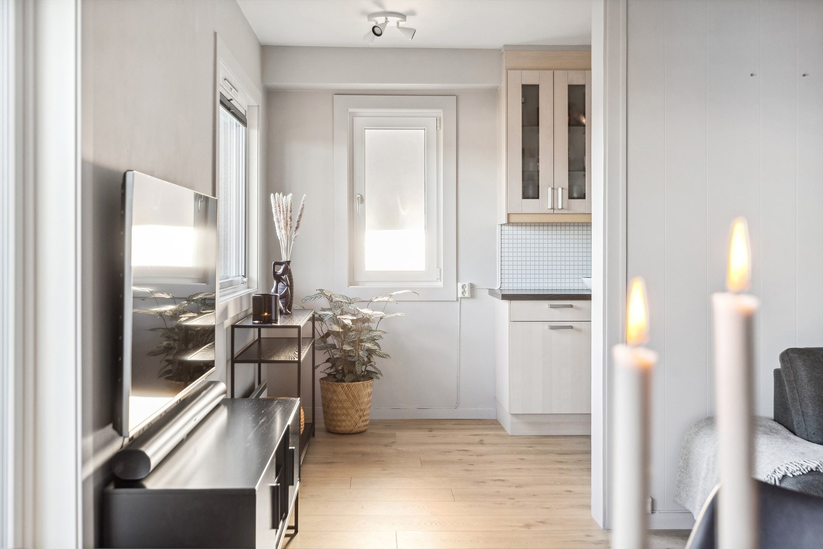 Kjøkkenet er i en klart avgrenset sone, slik at det blir fin balanse mellom sosial matlaging og skjermet arbeidsplass. Galleribilde