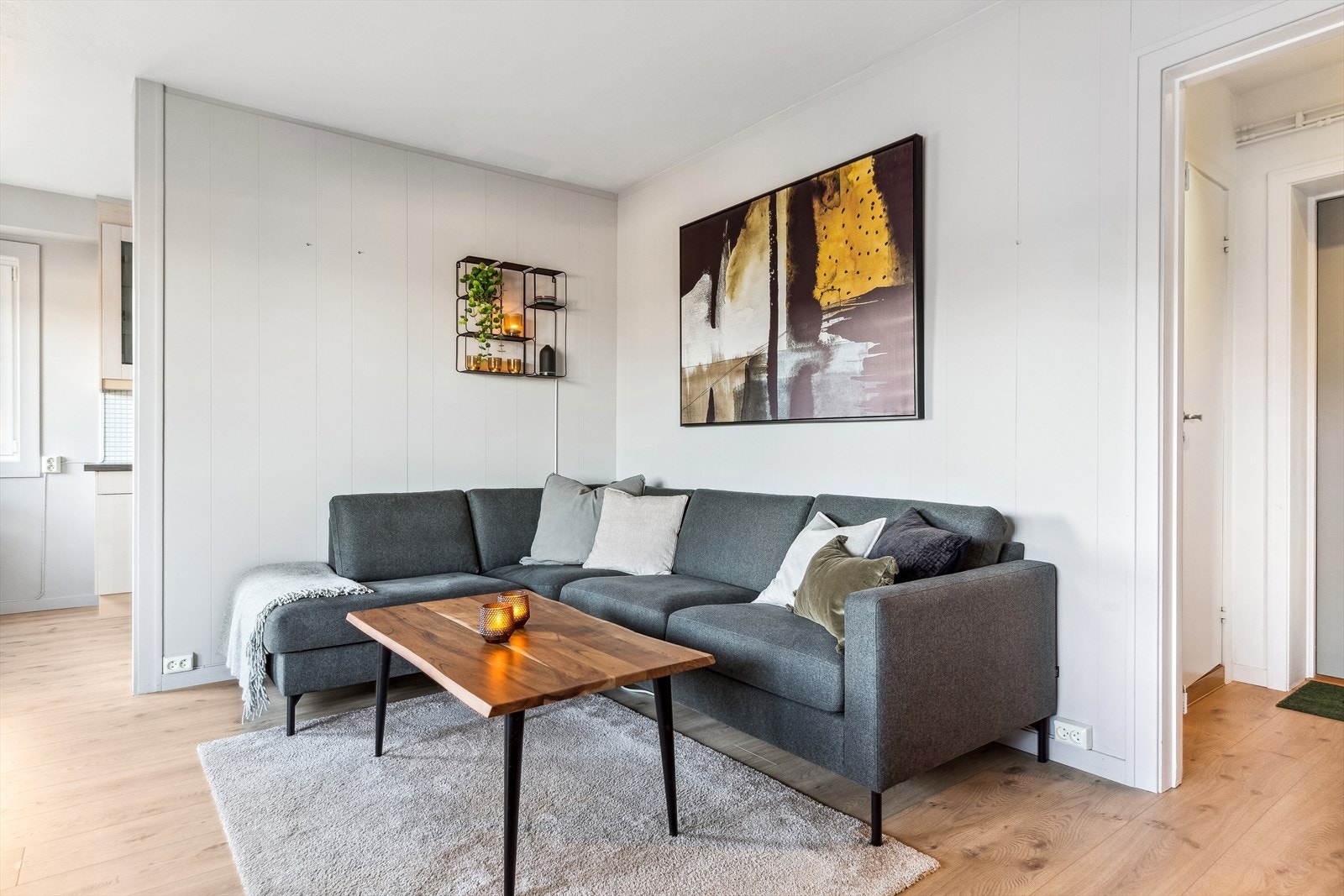 Oppholdsrommene er smakfullt innredet med 1-stavs laminatgulv. Galleribilde