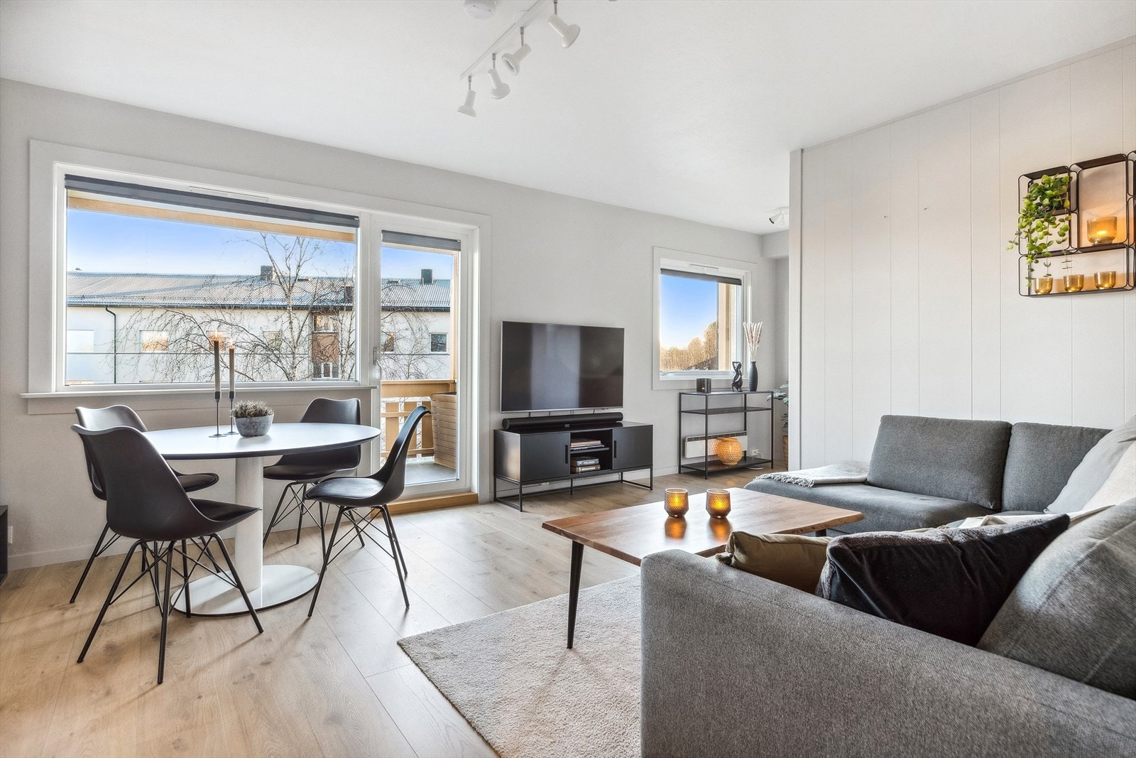 Stuen innredes enkelt med flere sittegrupper i ulike soner - uten at det oppleves rotete. Galleribilde