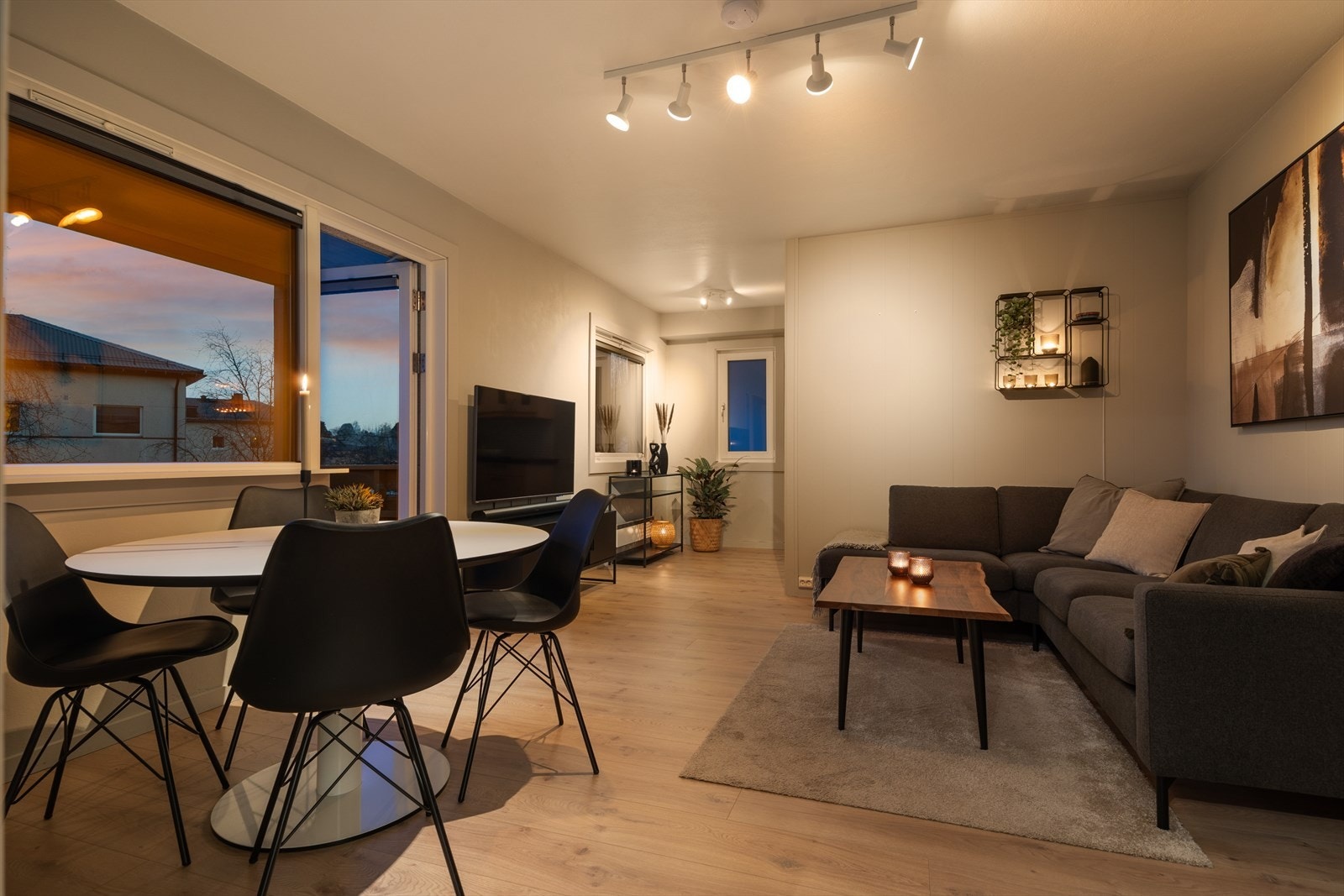 Store vinduer i to retninger slipper inn godt med dagslys til stuen. Galleribilde