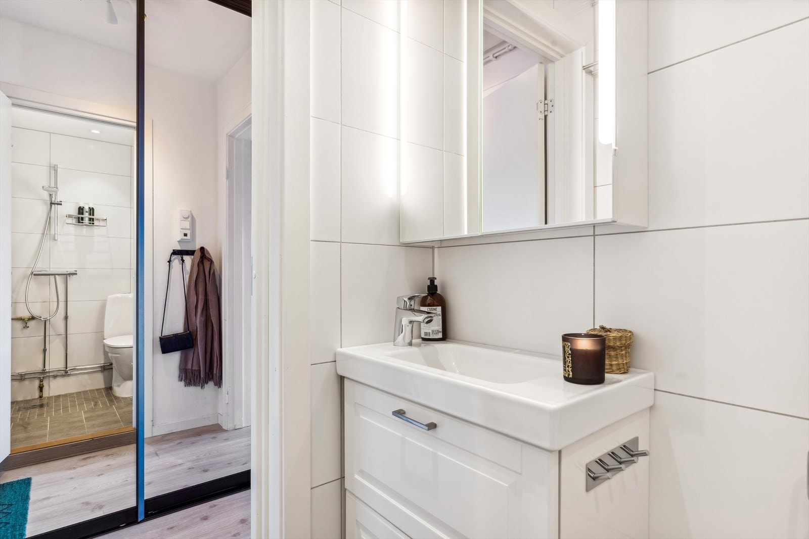 Den moderne innredningen understreker det stilrene uttrykket på badet. Galleribilde