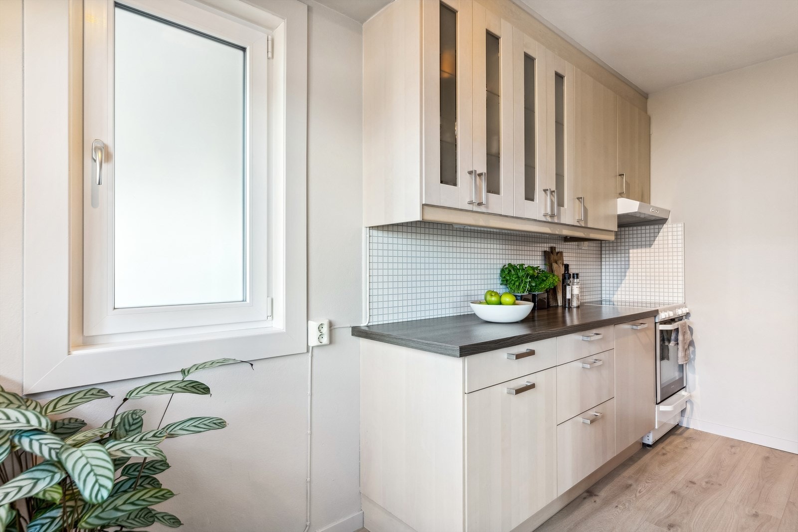 Kjøkkenet har en pen og tidløs innredning med mye lagringsplass. Galleribilde