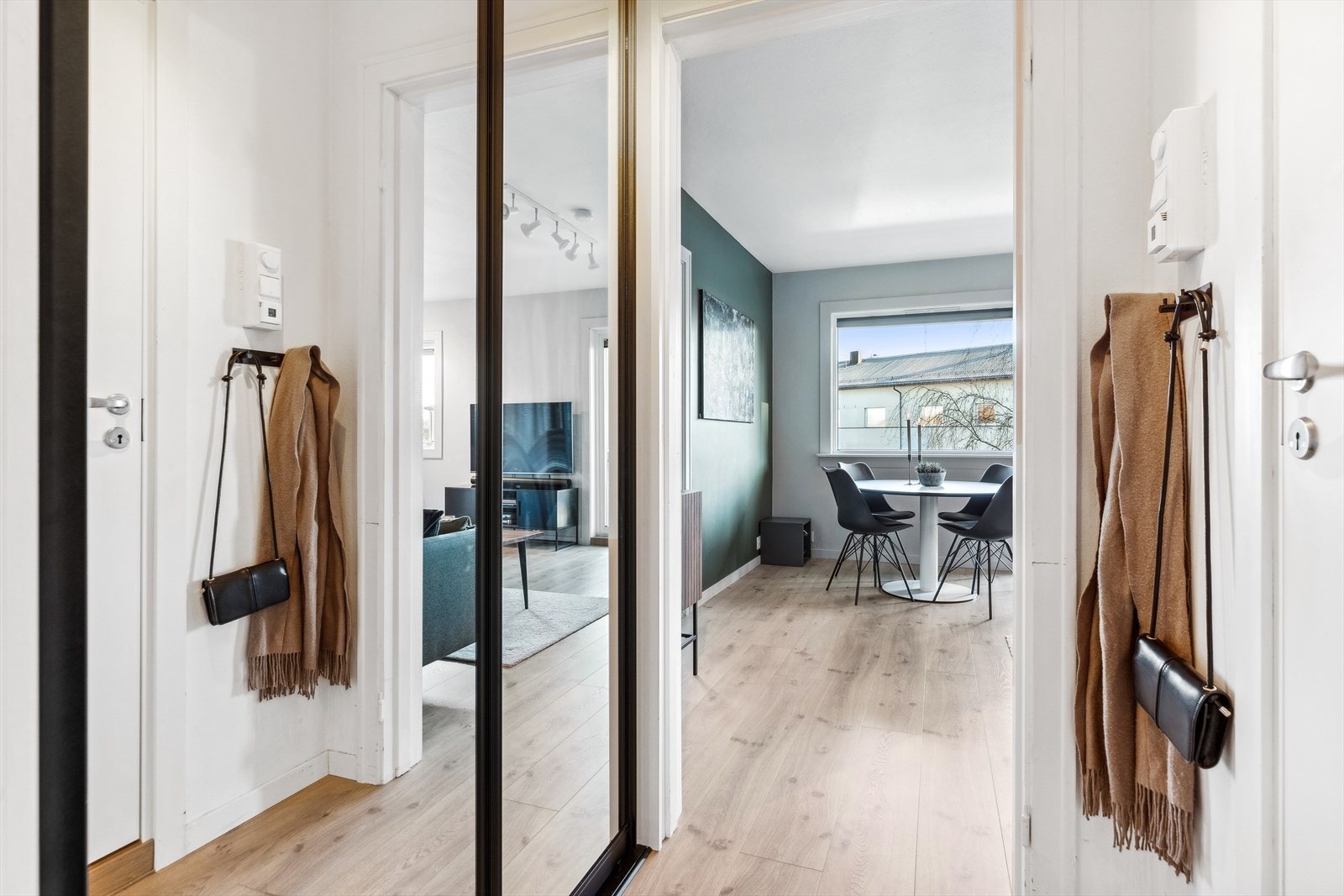 Jakker og annet yttertøy ryddes enkelt bort i en stor skyvedørsgarderobe i entreen. Galleribilde