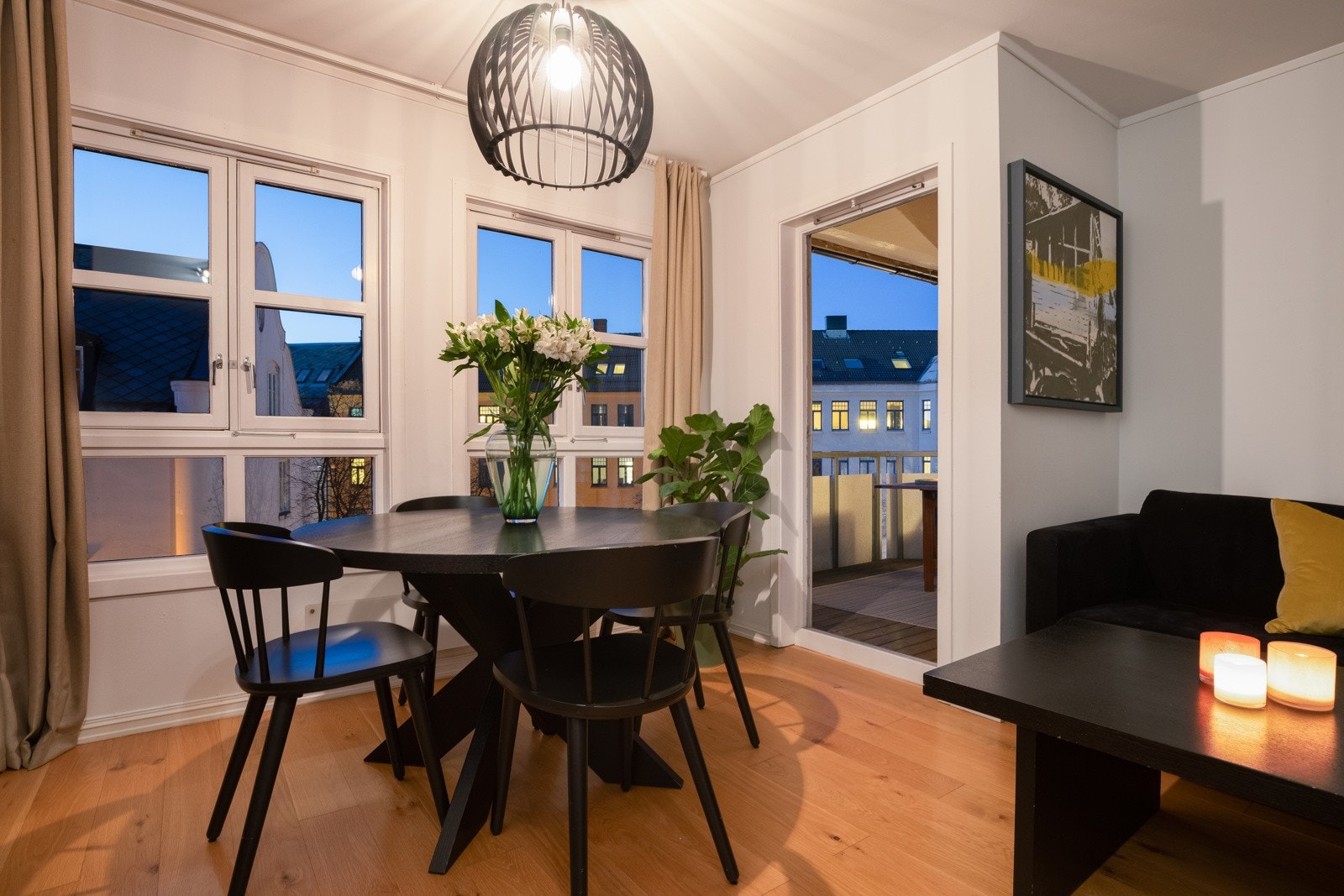 Det er god plass til å innrede med sofakrok og spisestue. Galleribilde