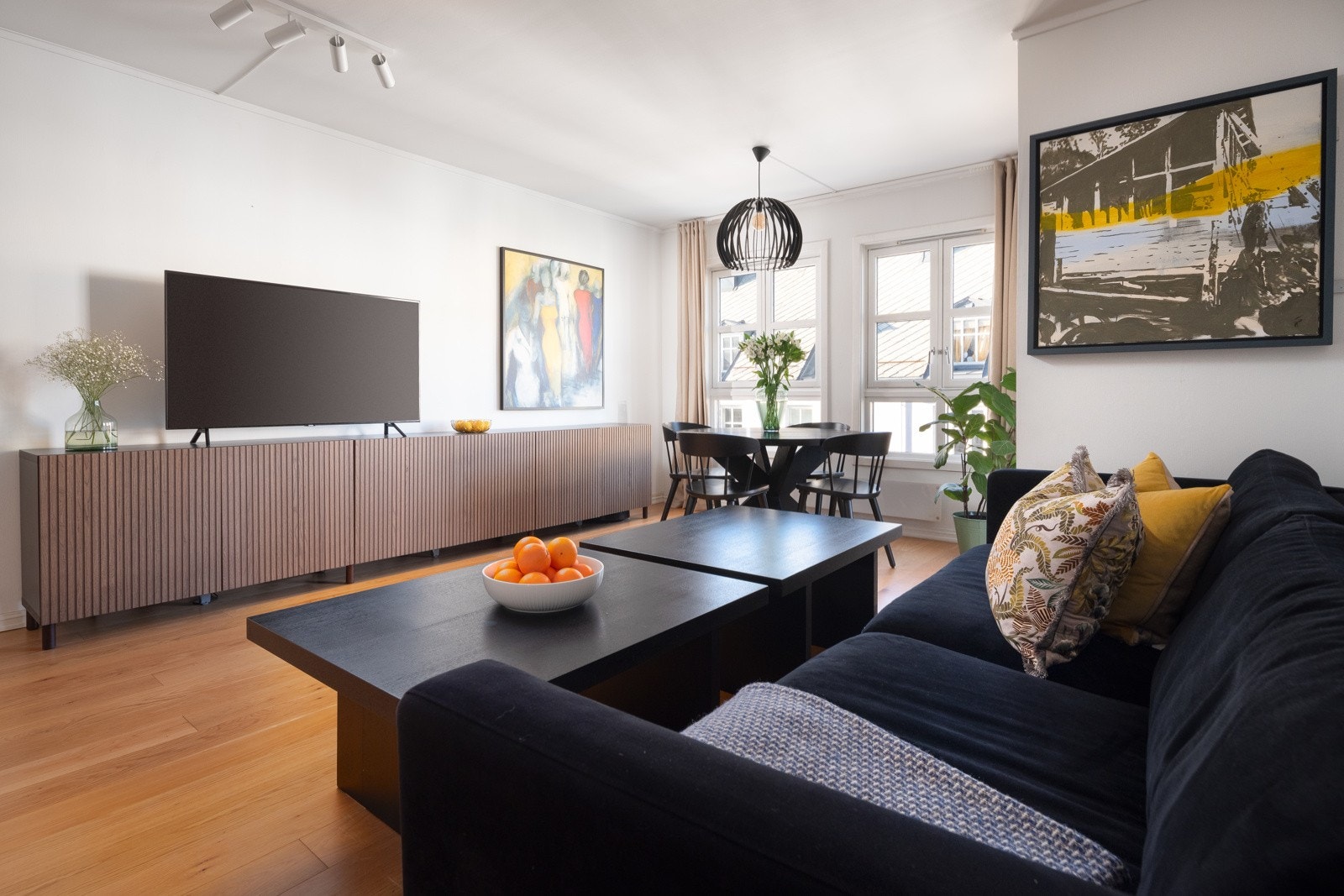 Leiligheten har en lys og luftig stue med store vindusflater. Galleribilde