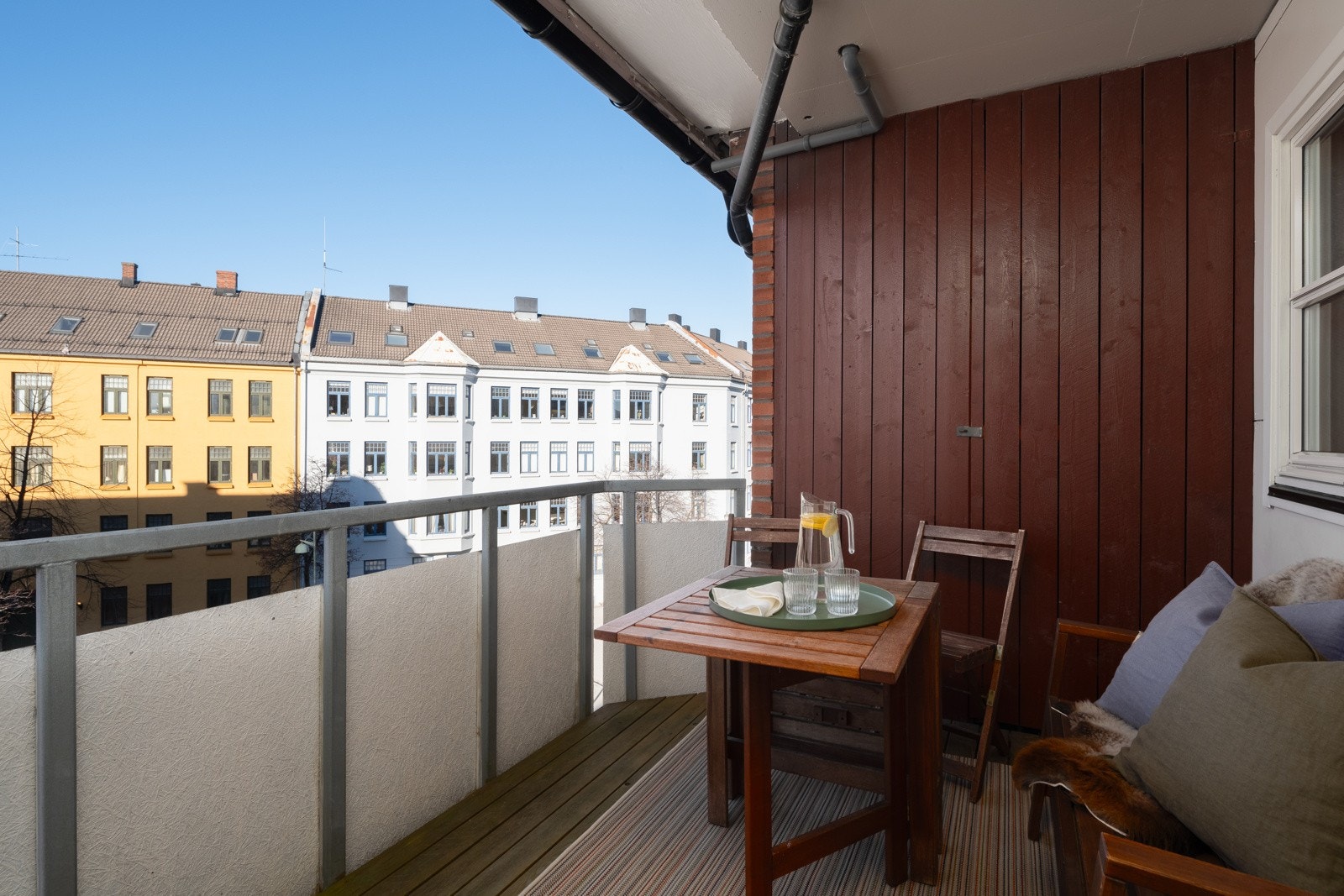 Her har man plass til forskjellige møblerings muligheter. Det er i tillegg lagringsplass i bod, med adkomst fra balkongen. Fra leiligheten er det 5 minutters gangen til Solsiden. Galleribilde