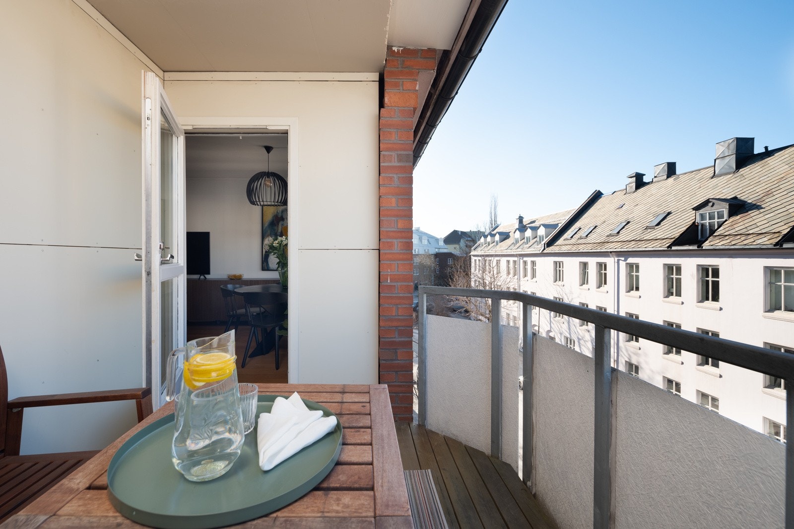 Direkte utgang til en privat balkong med begrenset innsyn. Her kan du nyte solen etter arbeidstid fra ca. kl. 15.30-20.00. Ulstadløkkveien 5 er et nyere bygg for området fra 1990, og ligger i enden av en blindvei. Galleribilde