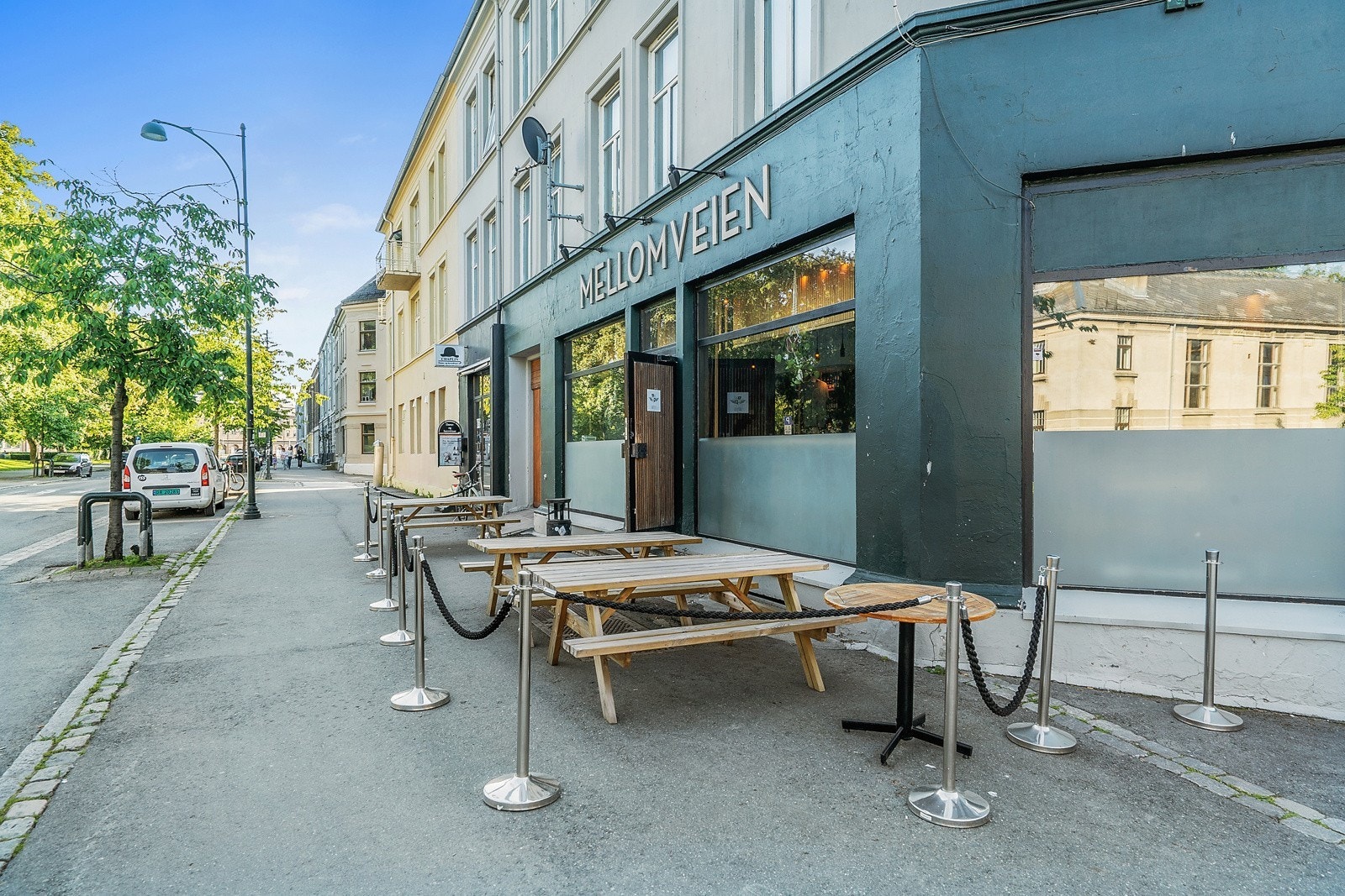 Like utenfor døren finner man flere dagligvarebutikker og kaféer. Galleribilde