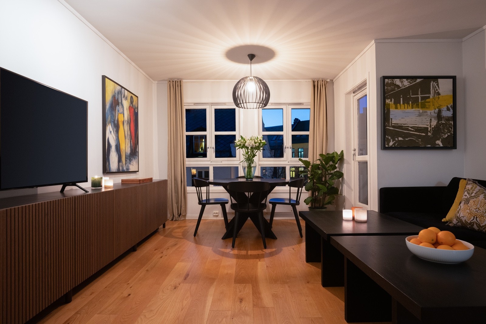 Mot kvelden får man en hyggelig stemning i leiligheten. Galleribilde