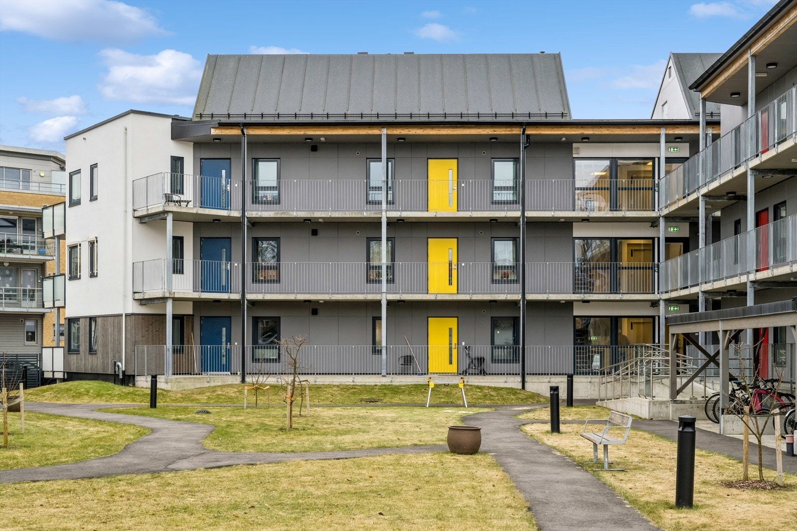 Svalgang helt frem til leiligheten - gå tørrskodd fra parkering og helt hjem. Galleribilde