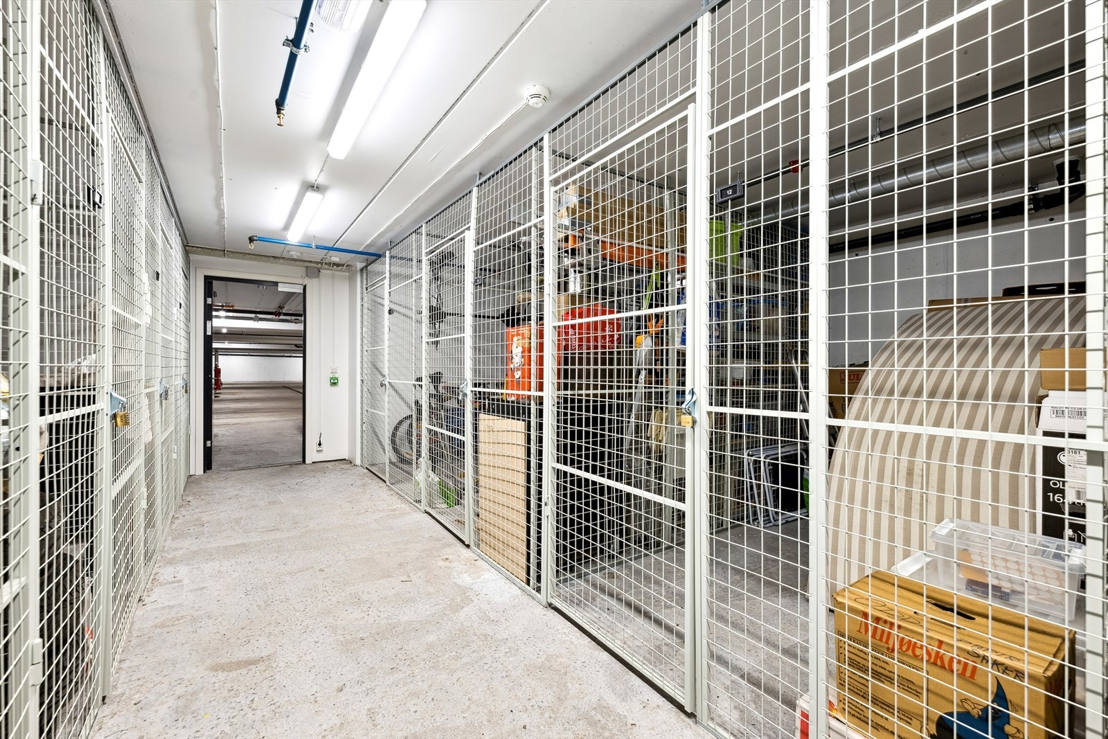 Bodområdet i kjeller med inngang fra garasjedelen. Galleribilde
