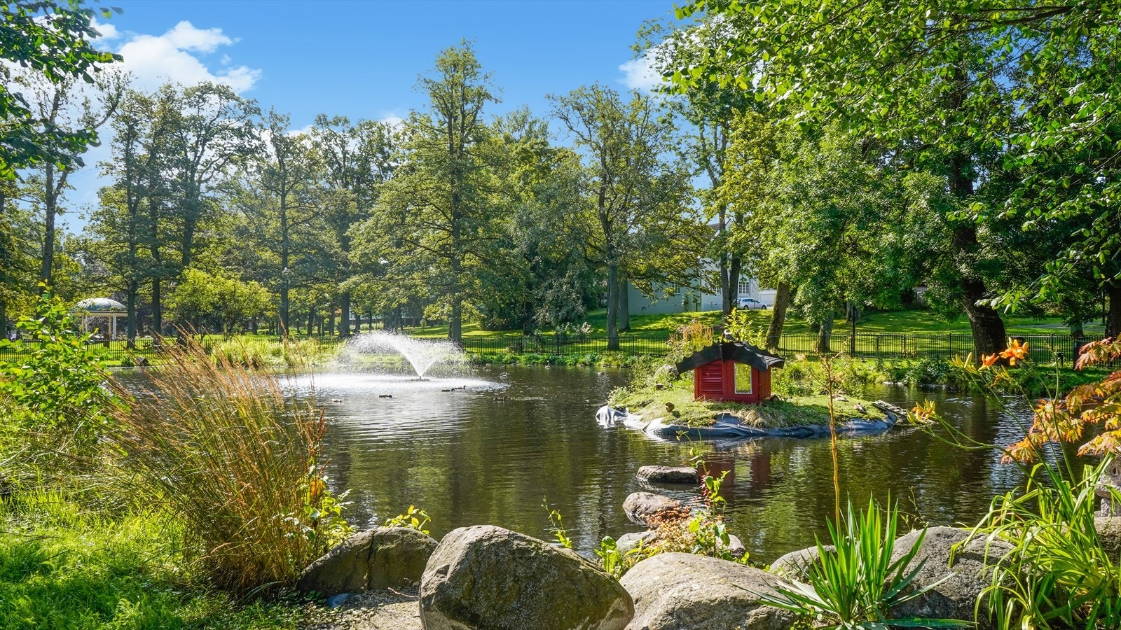 Idylliske Lystlunden Park ligger rett bortenfor. Galleribilde