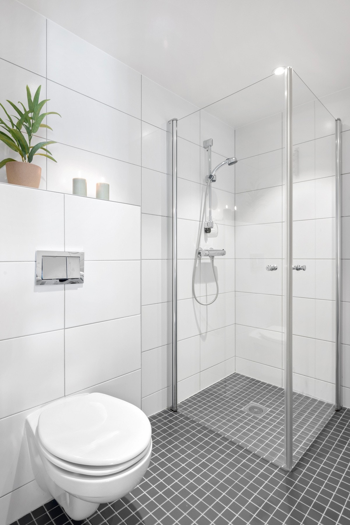 Badet har flislagt gulv med gulvvarme. Galleribilde