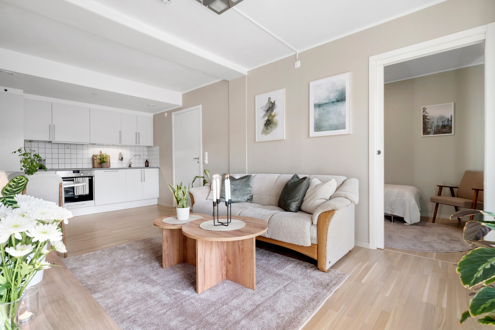 Det er åpen stue/kjøkkenløsning på totalt 19,3 m². Galleribilde