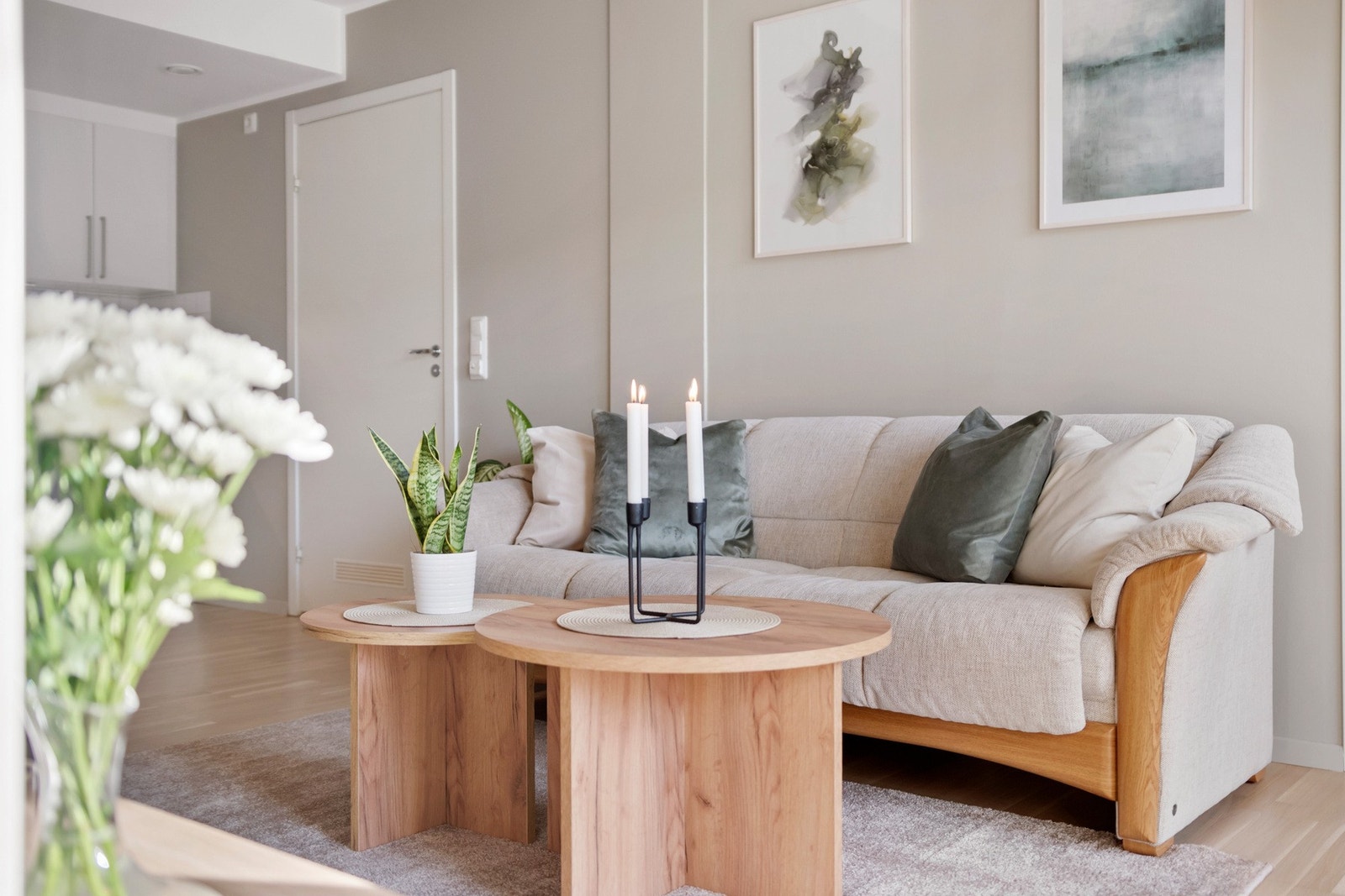 Boligen nyter delikate farge og materialvalg. Galleribilde