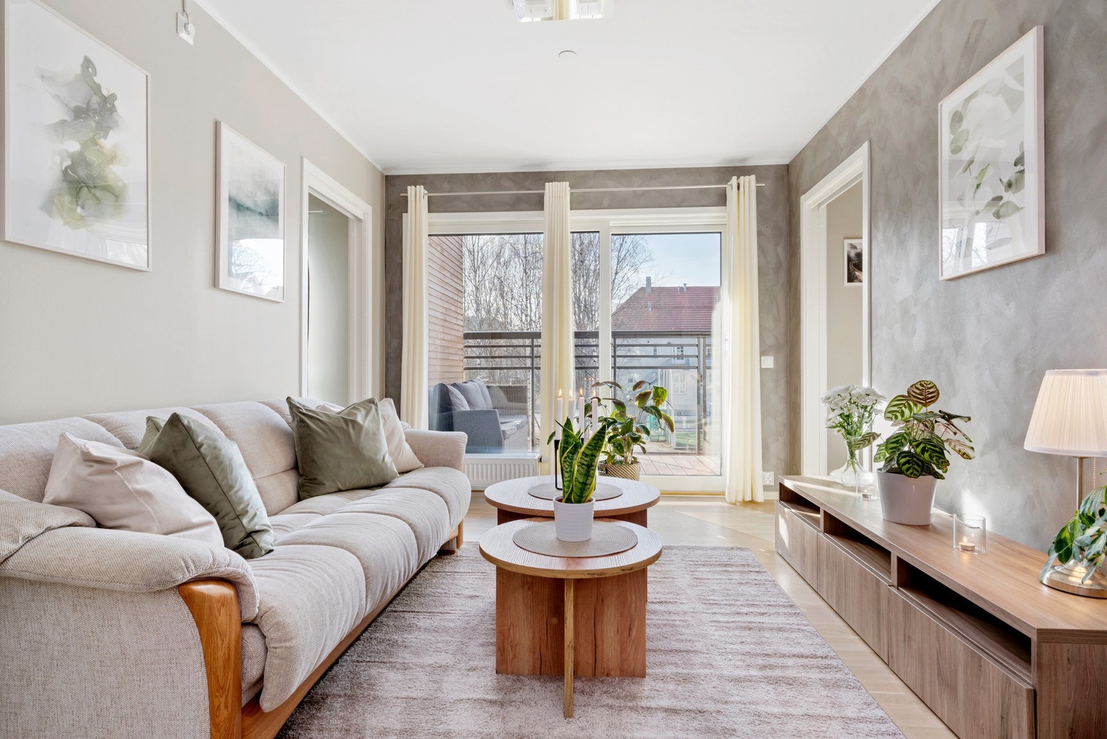 Leiligheten har egen balkong ut fra stuen. Galleribilde
